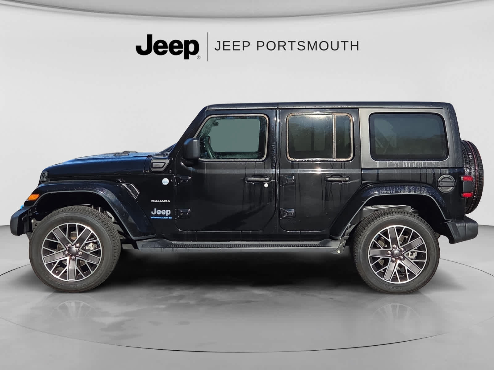Used 2023 Jeep Wrangler Unlimited Sahara w/ Cold Weather Group AWD/4WD image 4