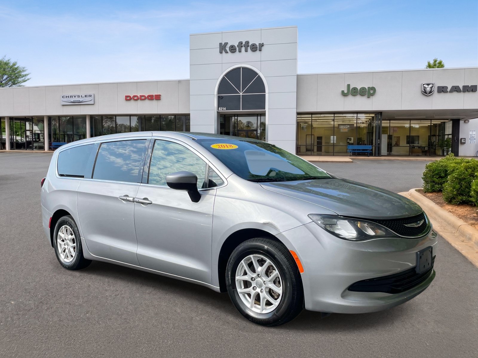 Used 2018 Chrysler Pacifica Touring FWD image 3