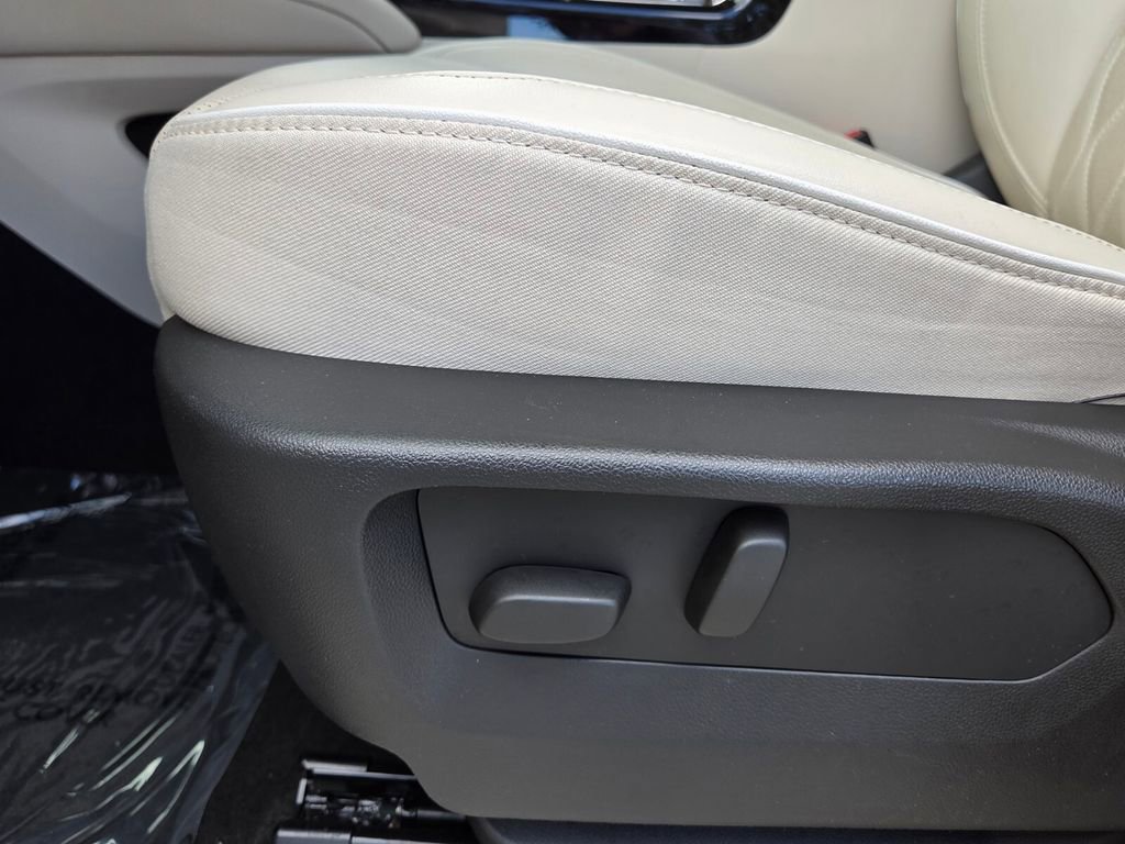 Used 2023 Buick Envision Avenir image 10