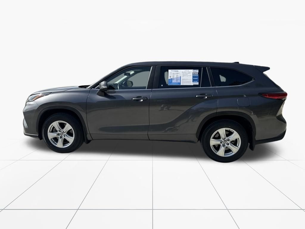 Used 2023 Toyota Highlander LE video 5