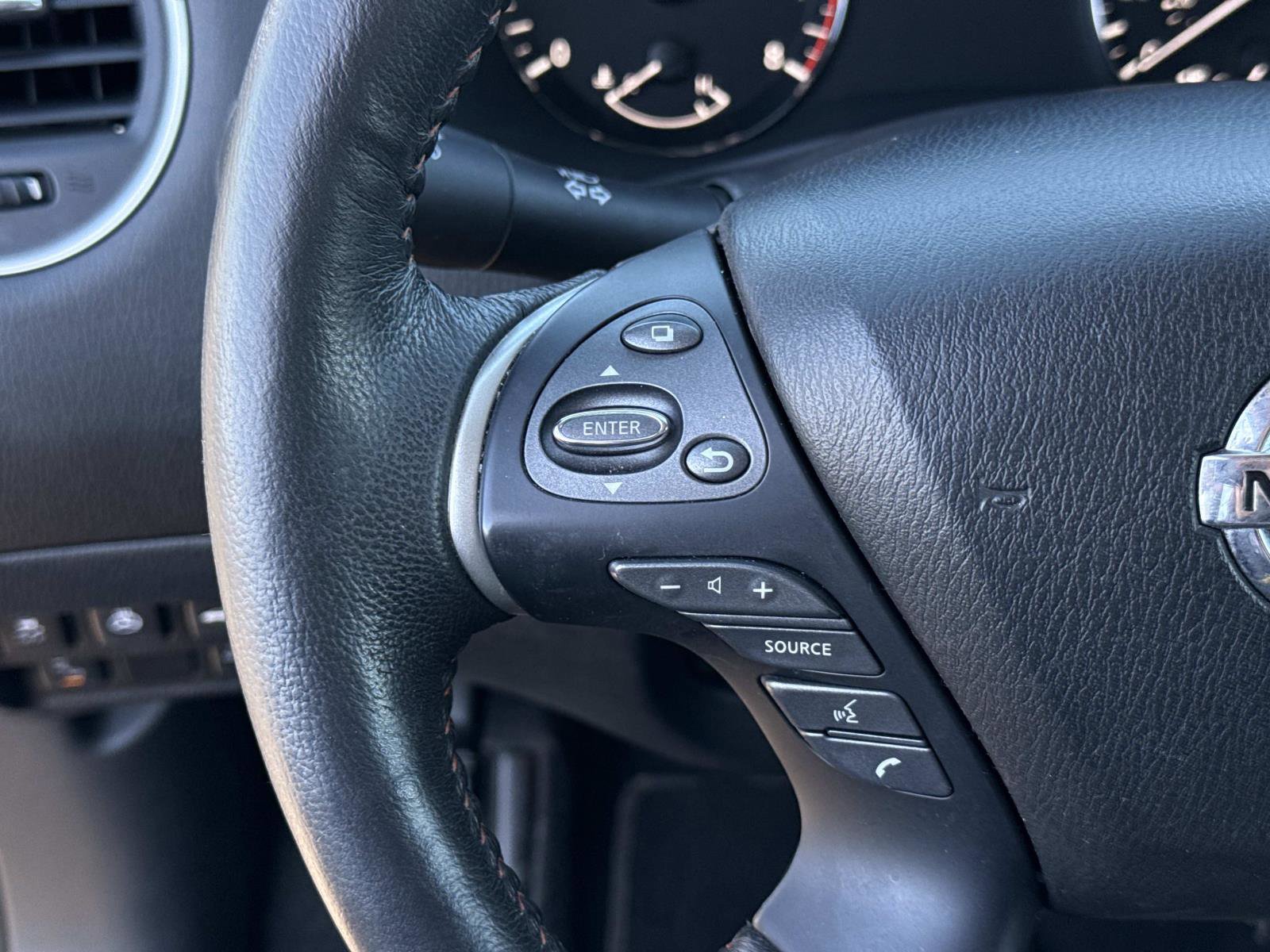 Used 2020 Nissan Pathfinder SL image 32