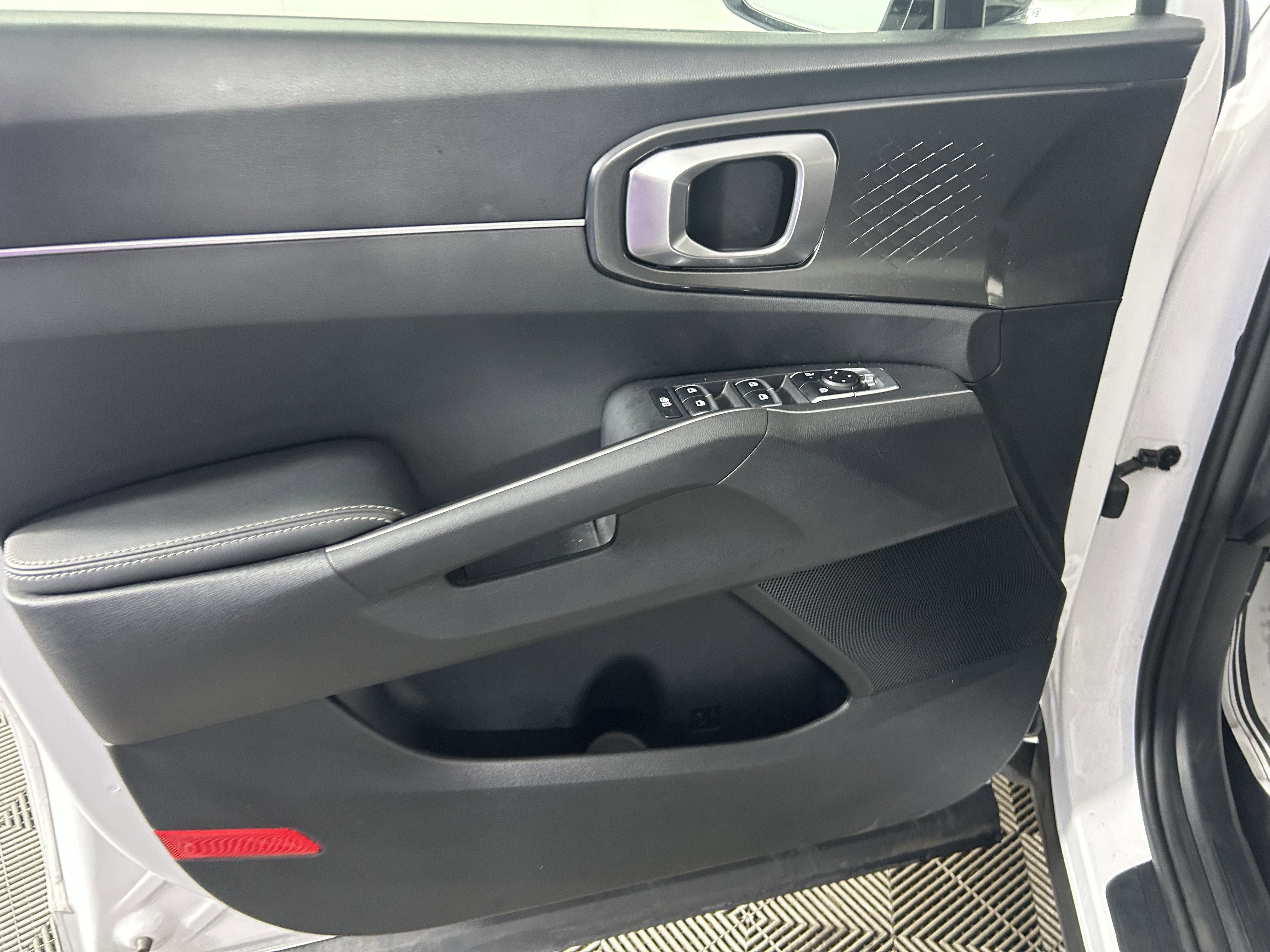 Used 2025 Kia Sorento S image 28