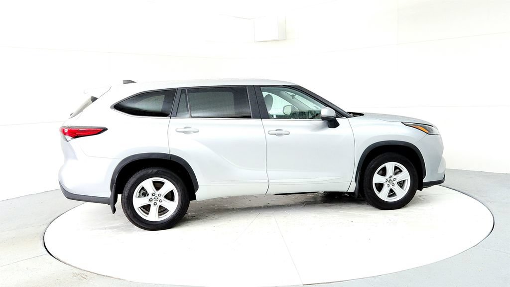 Used 2023 Toyota Highlander LE AWD/4WD image 6