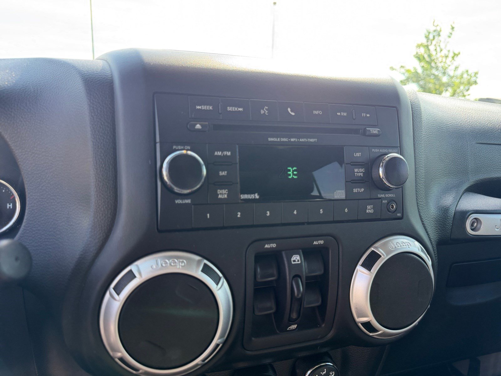 Used 2018 Jeep Wrangler Unlimited Sahara w/ Connectivity Group AWD/4WD image 26