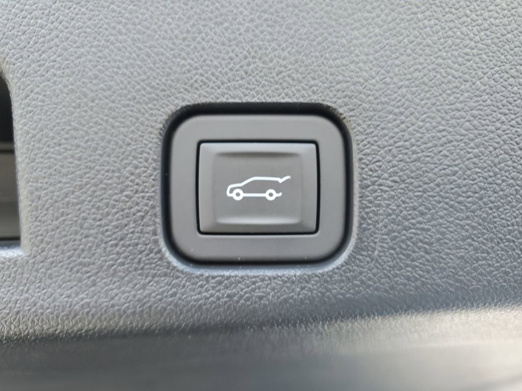 Used 2025 Chevrolet Traverse LT image 9