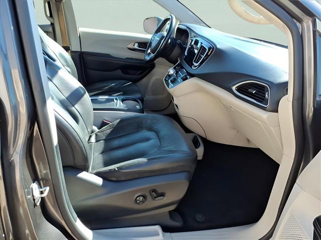 Used 2020 Chrysler Pacifica Touring-L Plus image 19