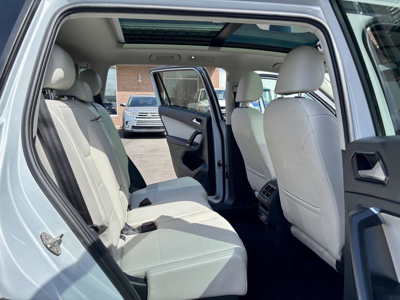 Used 2018 Volkswagen Tiguan SEL AWD/4WD image 9