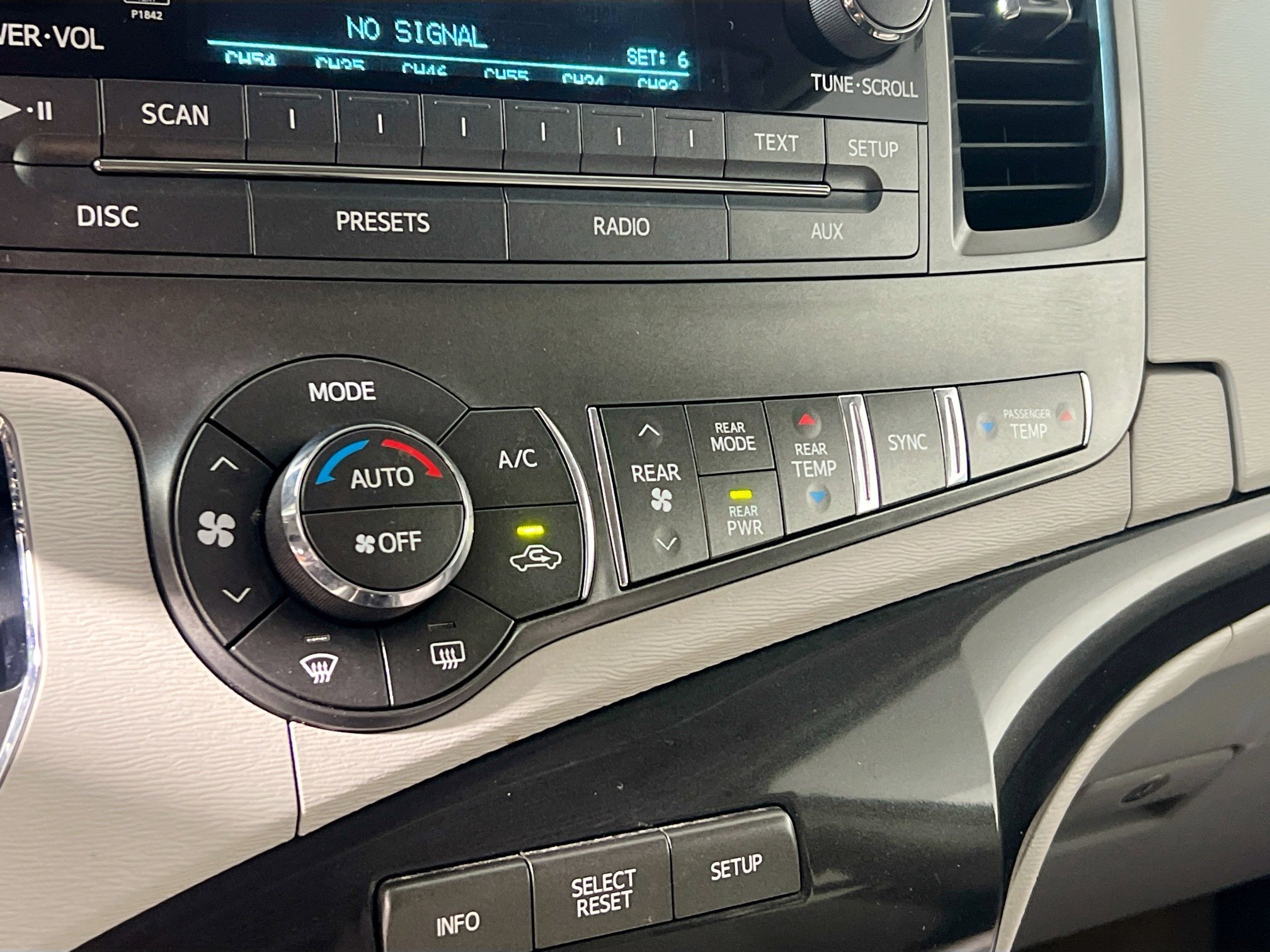 Used 2013 Toyota Sienna LE w/ Towing Pkg image 25