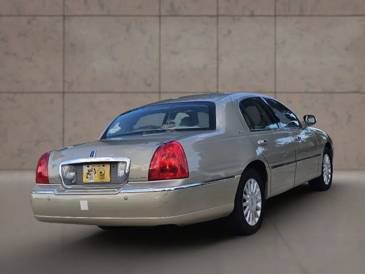 Used 2005 Lincoln Town Car Signature RWD image 4