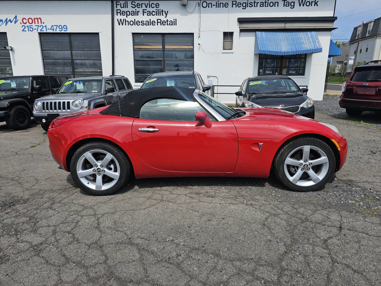 Used 2006 Pontiac Solstice Convertible w/ Premium Package RWD image 4