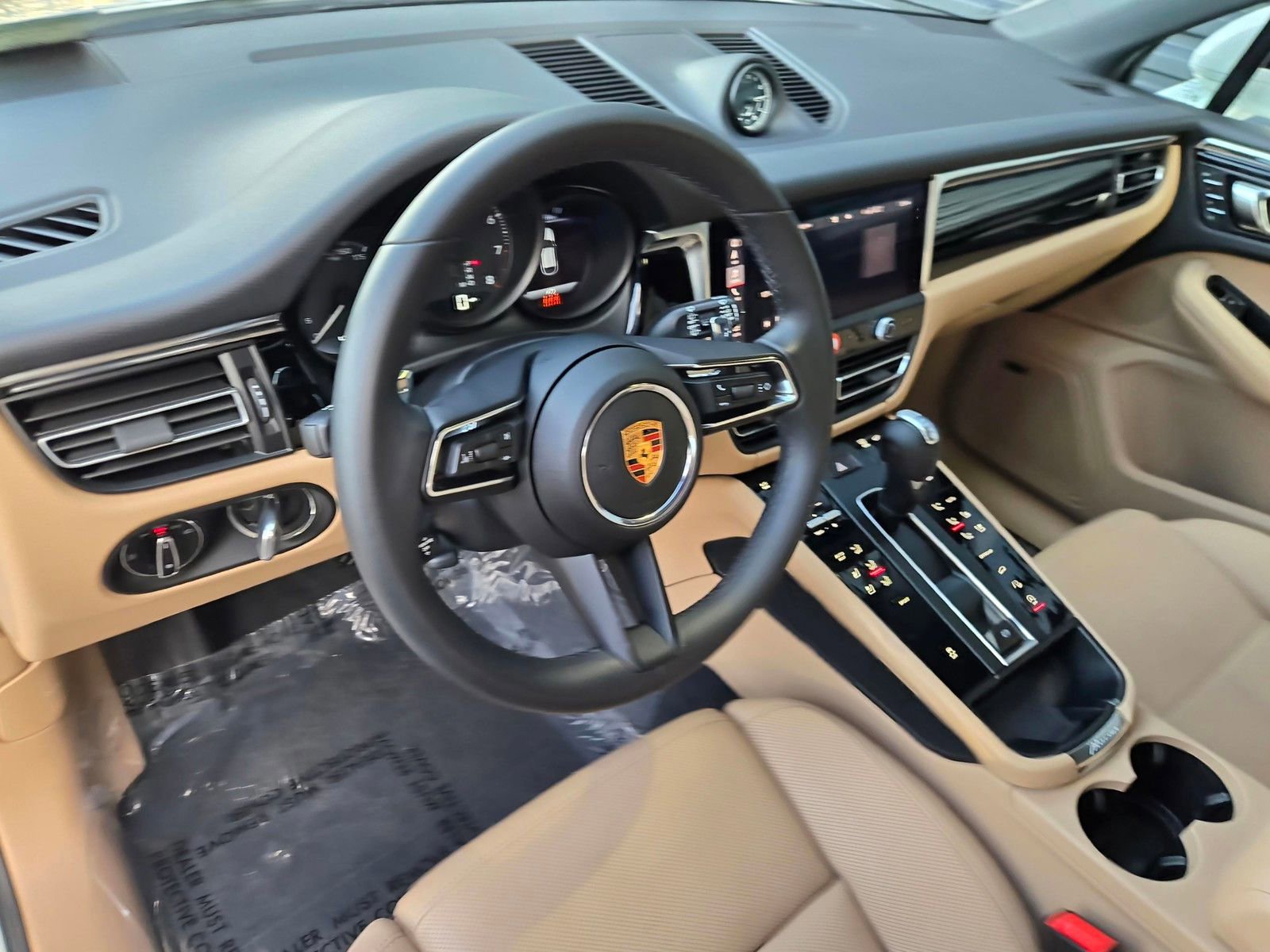 Used 2025 Porsche Macan AWD/4WD image 4
