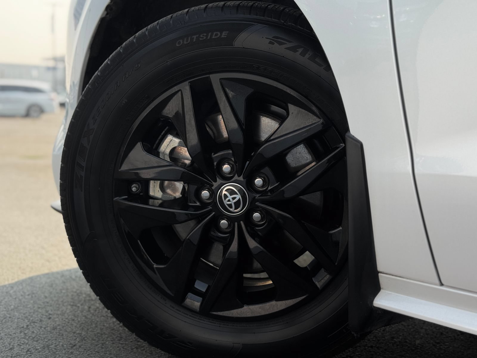 Used 2024 Toyota Sienna XLE w/ XLE Plus Package AWD/4WD image 29