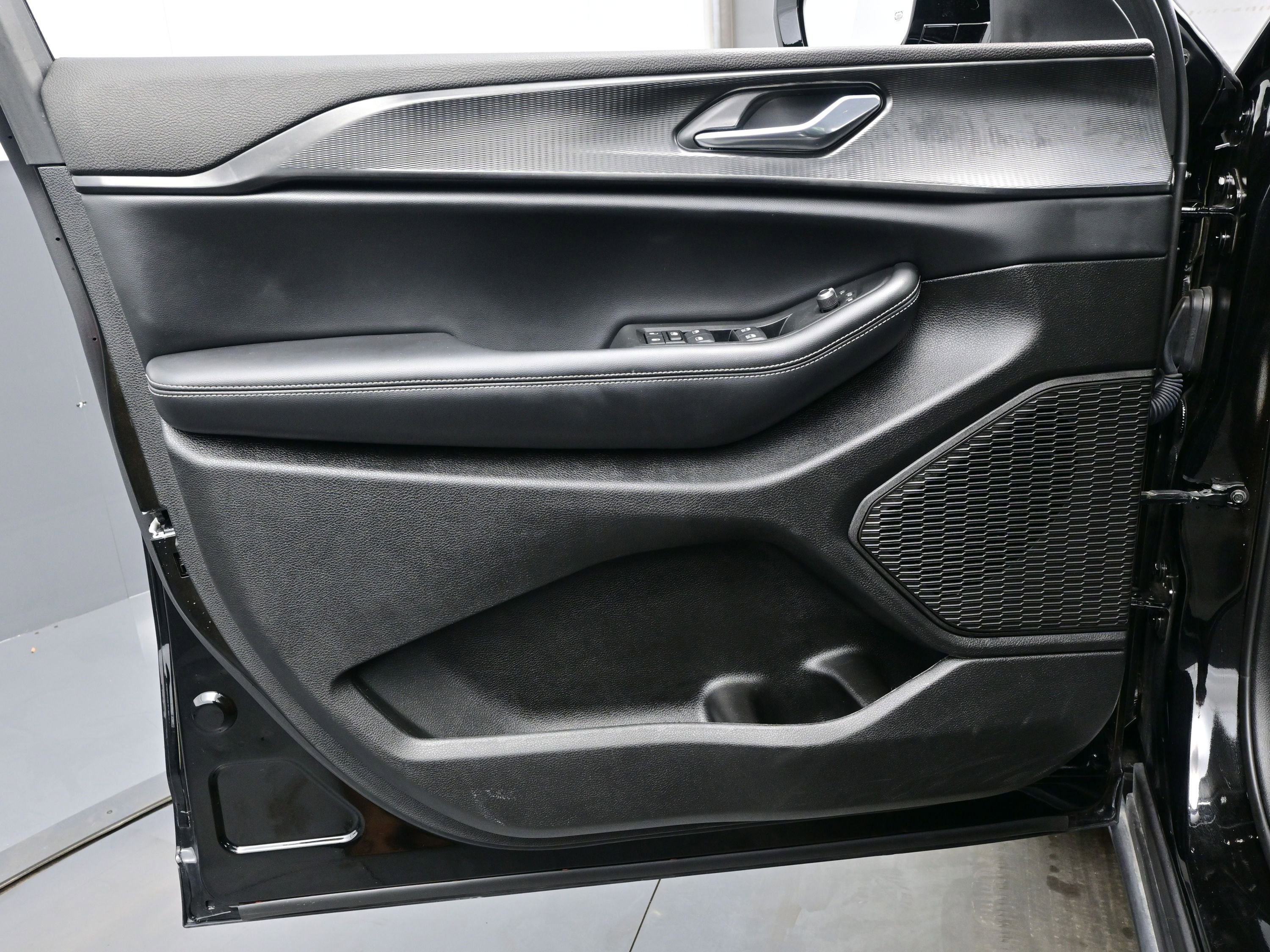 Used 2024 Jeep Grand Cherokee L Altitude image 9