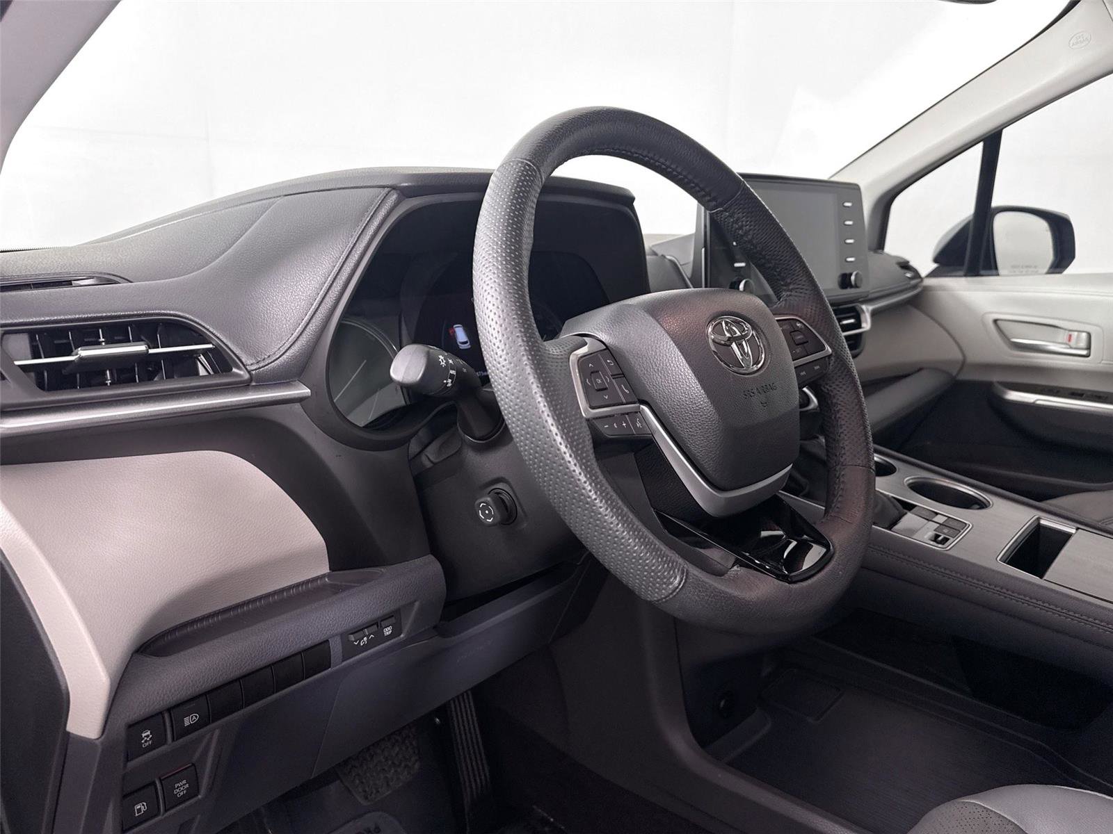 Used 2023 Toyota Sienna Limited FWD image 4