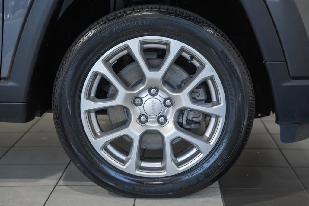 Used 2023 Jeep Compass Latitude w/ Sun and Sound Group AWD/4WD image 16