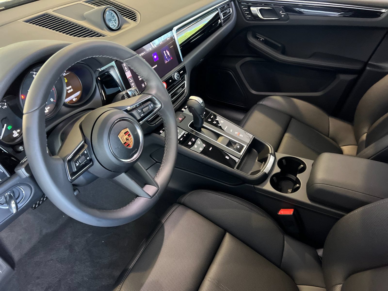 New 2026 Porsche Macan AWD/4WD image 4