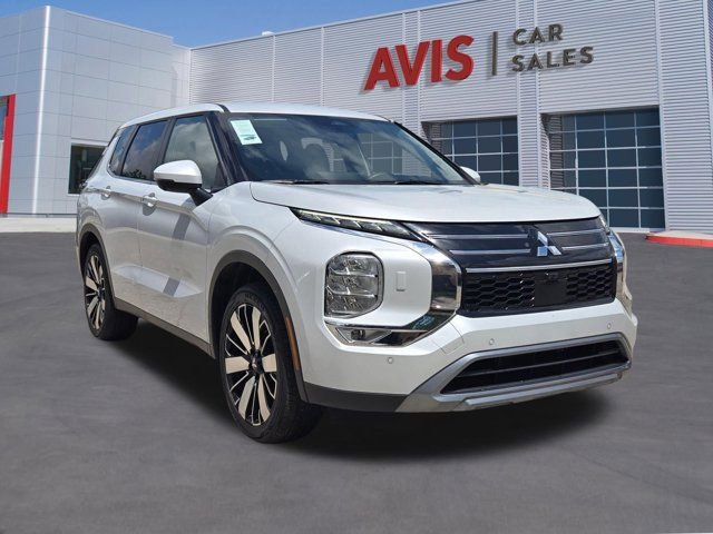Used 2025 Mitsubishi Outlander AWD image 3