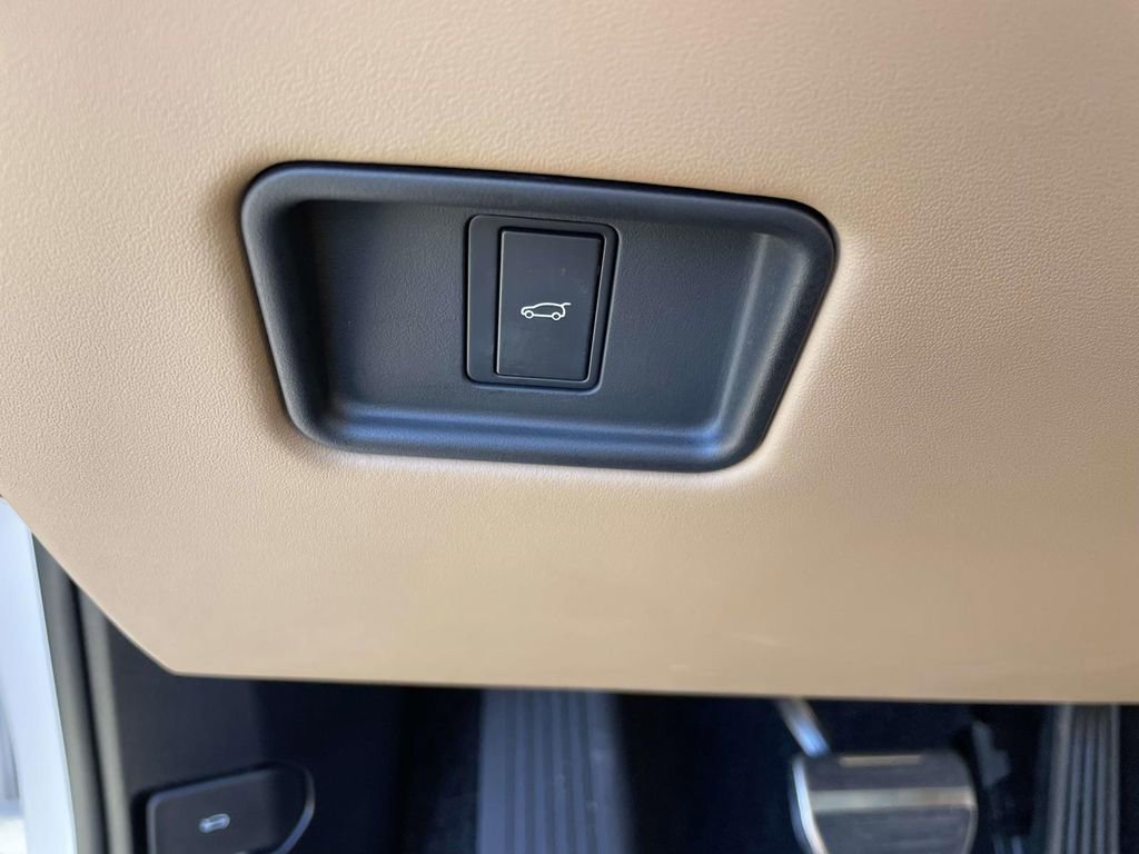 Used 2023 Land Rover Range Rover SE image 21
