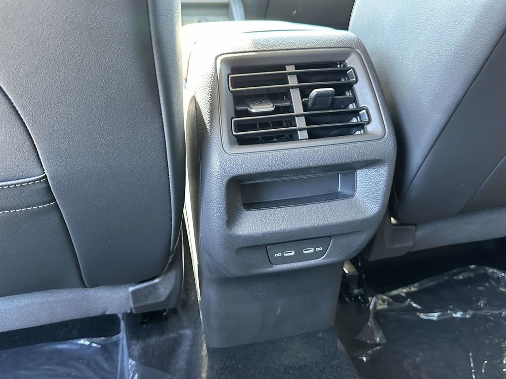 New 2025 Volkswagen Tiguan SE image 10