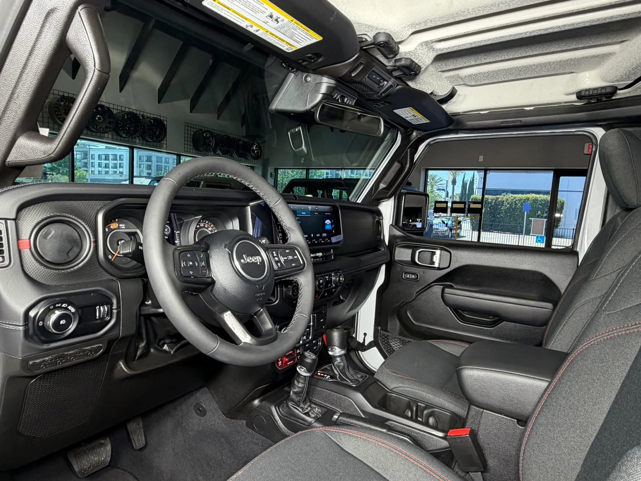 Used 2025 Jeep Wrangler Unlimited Rubicon image 15