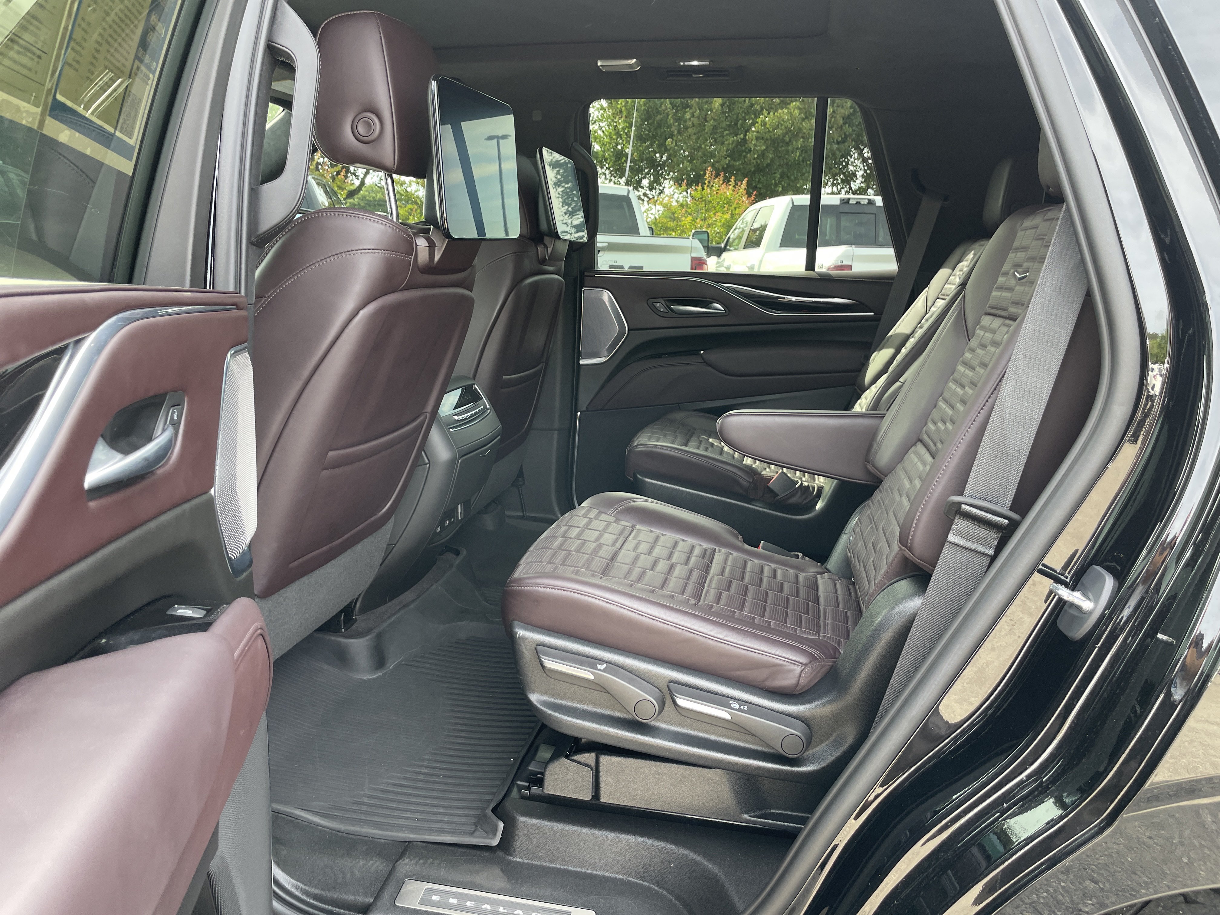 Used 2023 Cadillac Escalade Premium Luxury Platinum w/ LPO, Floor Liner Package AWD/4WD image 31