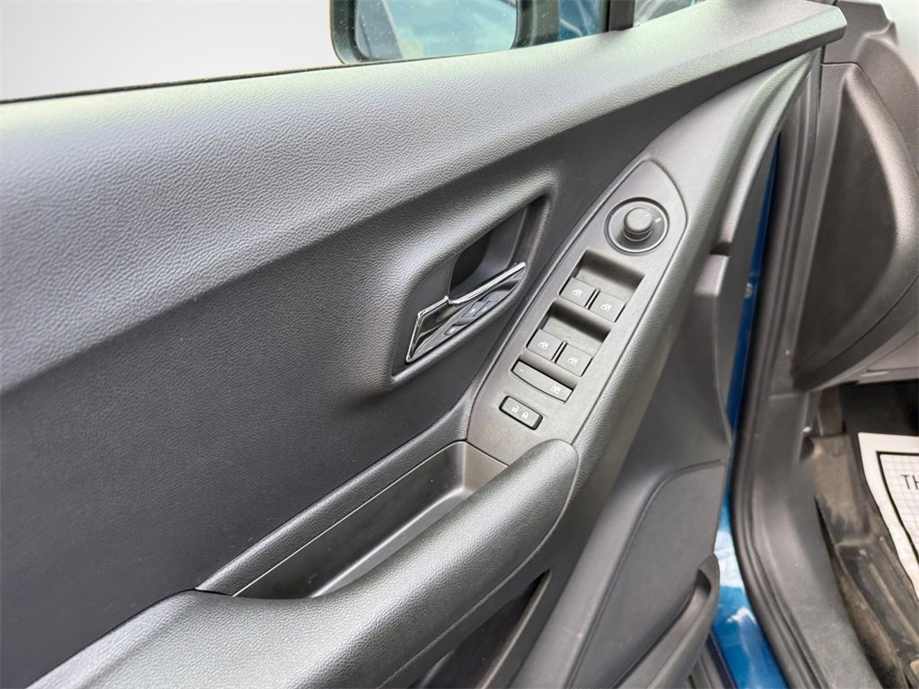 Used 2019 Chevrolet Trax LT w/ LT Convenience Package image 14