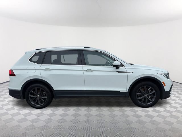 Used 2022 Volkswagen Tiguan SE w/ Panoramic Sunroof Package FWD image 4
