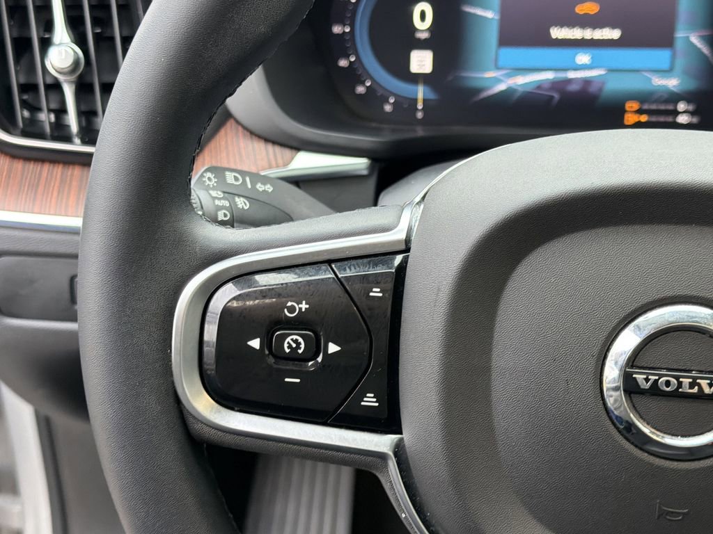 Used 2023 Volvo XC60 T8 Plus image 32