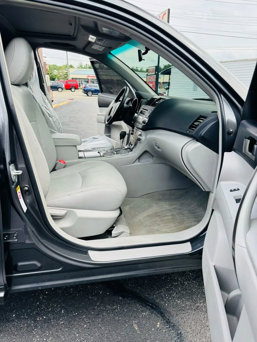 Used 2010 Toyota Highlander SE image 10