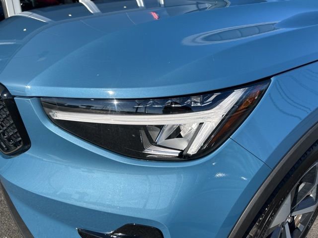 Certified 2025 Volvo XC40 B5 Plus image 8