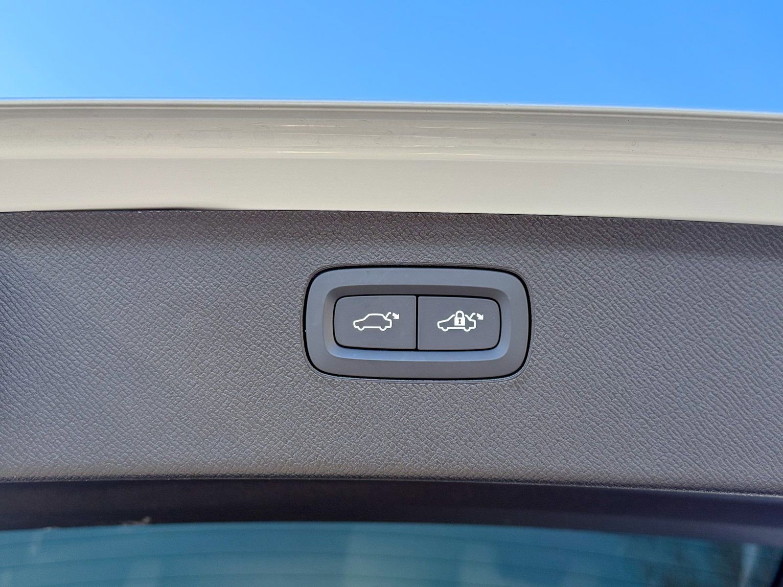 Used 2025 Volvo XC90 T8 Ultra w/ Protection Package AWD/4WD image 14