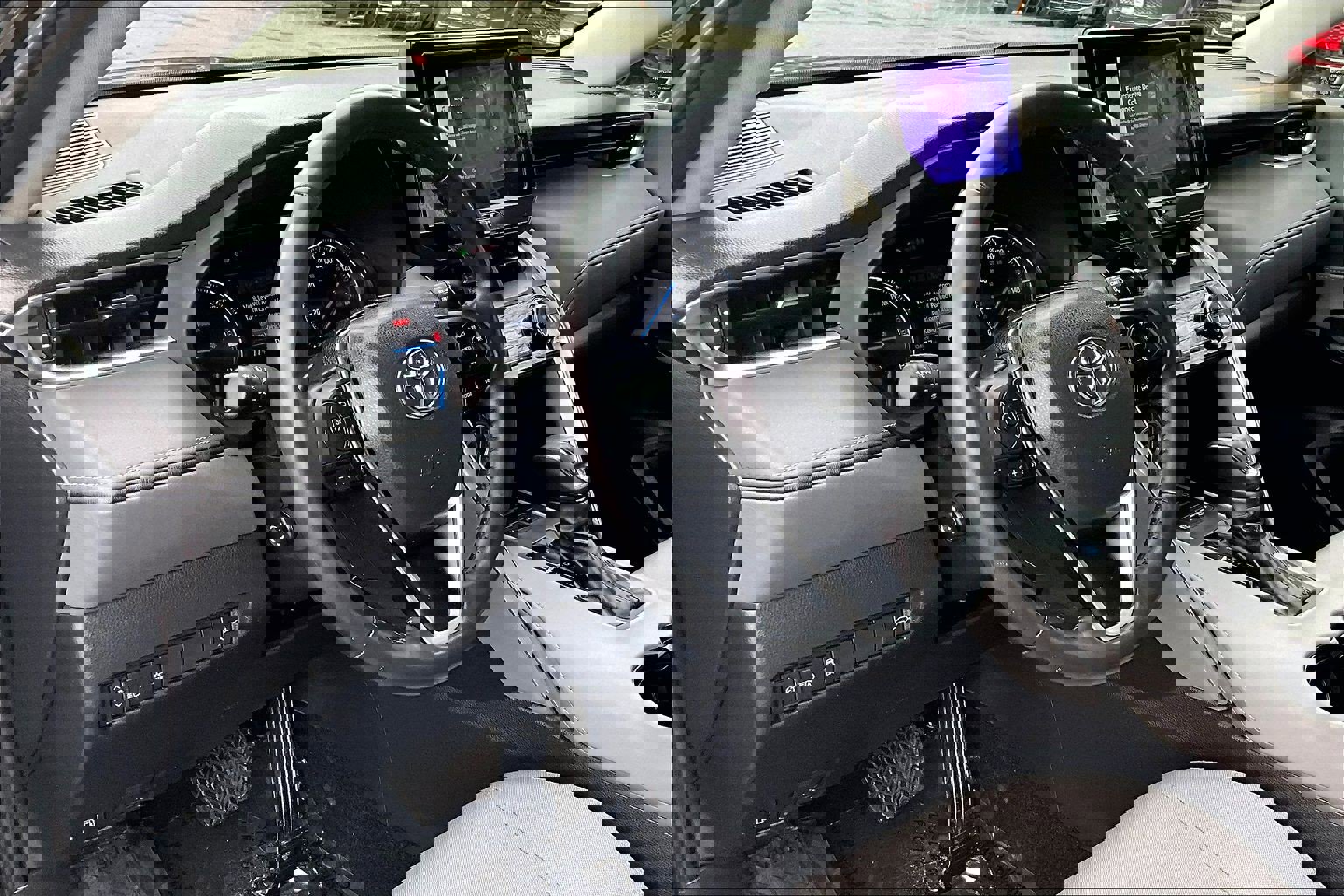 Used 2023 Toyota Venza LE image 12