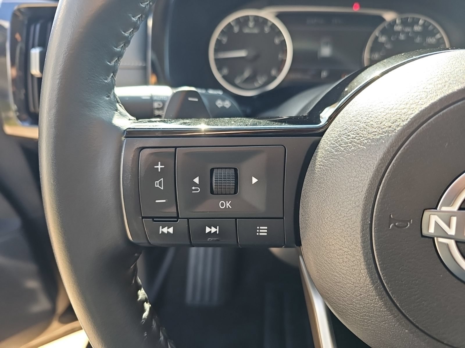 Used 2022 Nissan Pathfinder SV AWD/4WD image 15