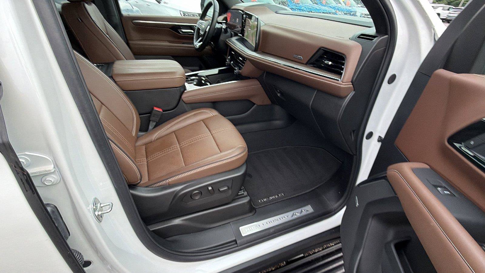 Used 2025 Chevrolet Tahoe High Country AWD/4WD image 19