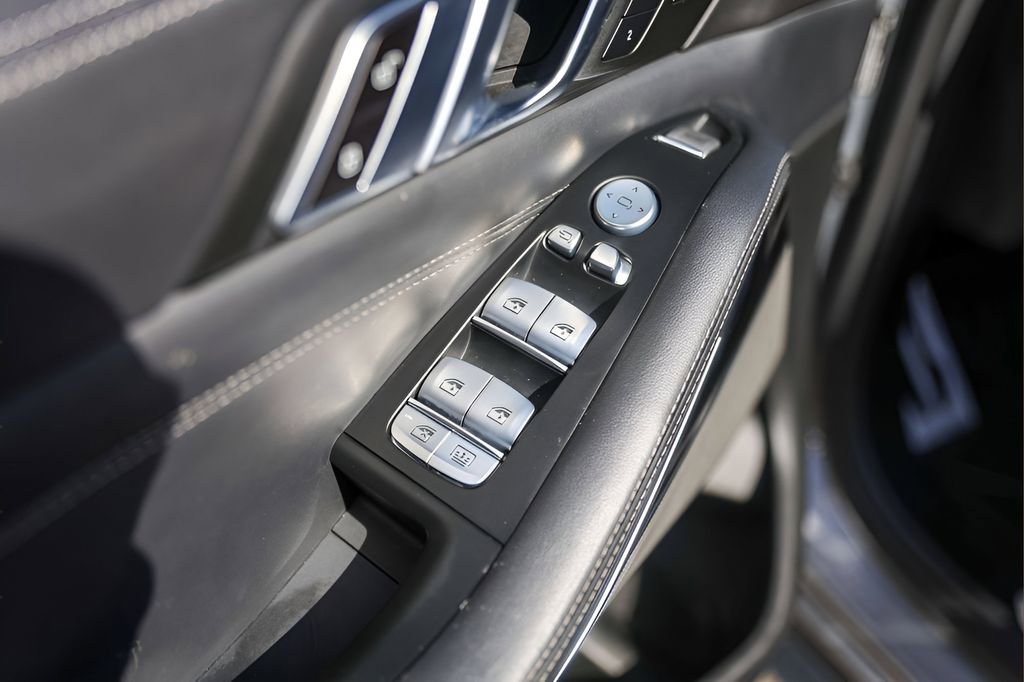 Used 2023 BMW X7 M60i w/ Climate Comfort Package image 24