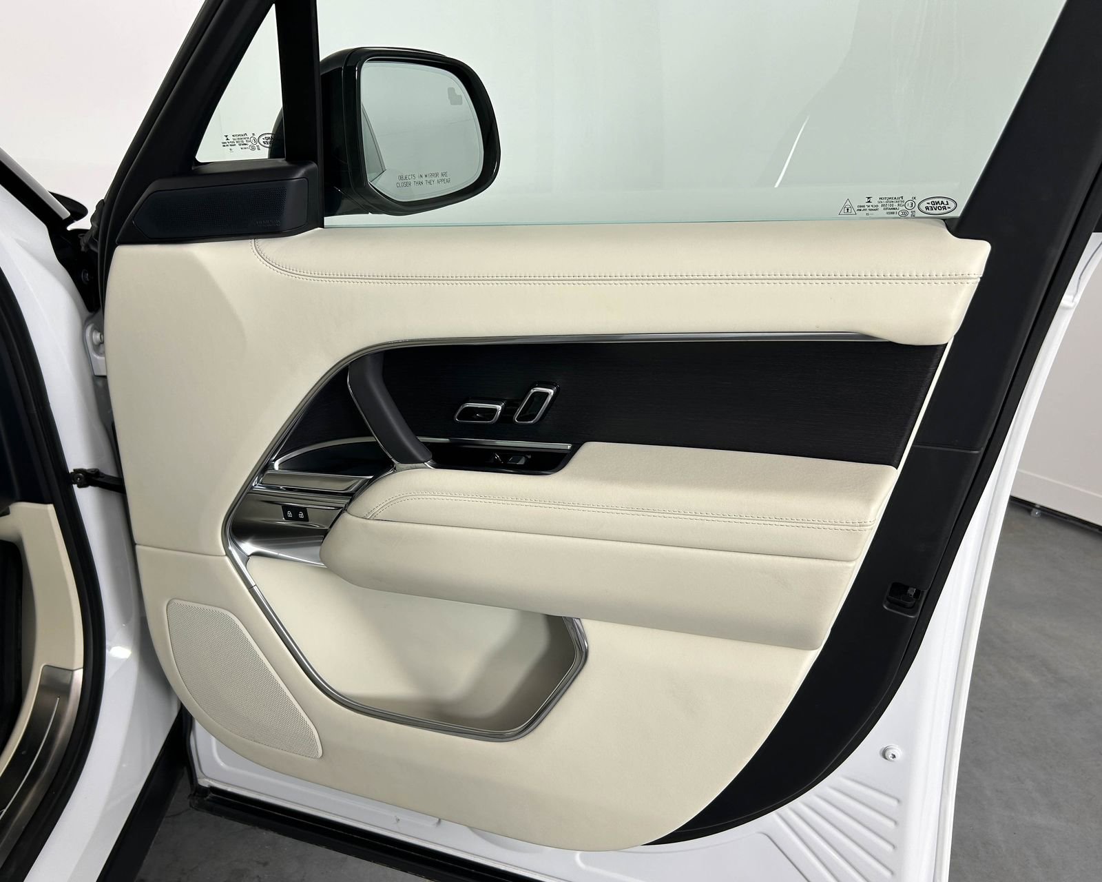 Used 2023 Land Rover Range Rover SE image 16