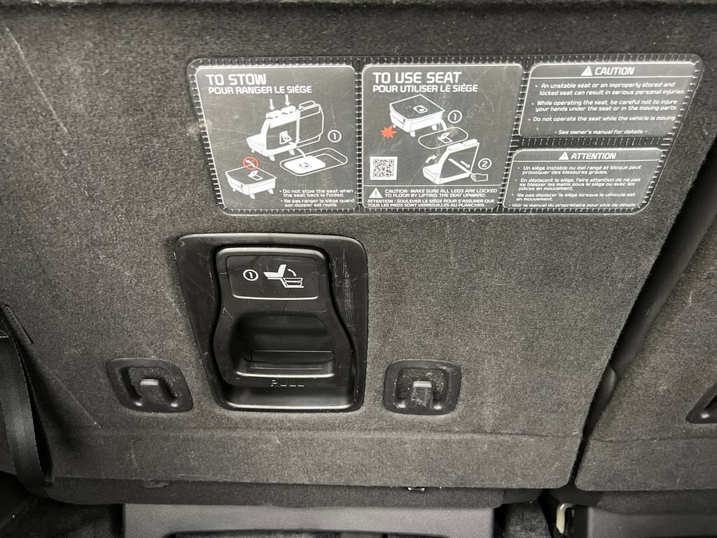 Used 2025 Kia Carnival FWD image 25
