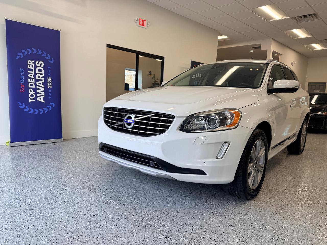 Used 2017 Volvo XC60 T5 Inscription w/ Preferred Option Package image 3