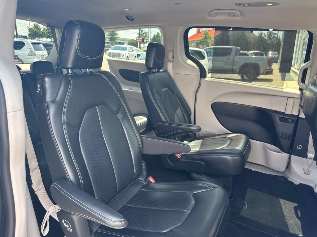 Used 2023 Chrysler Pacifica Touring-L FWD image 20