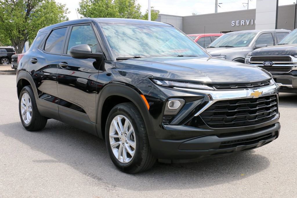 Used 2025 Chevrolet TrailBlazer LS w/ LS Convenience Package FWD image 4