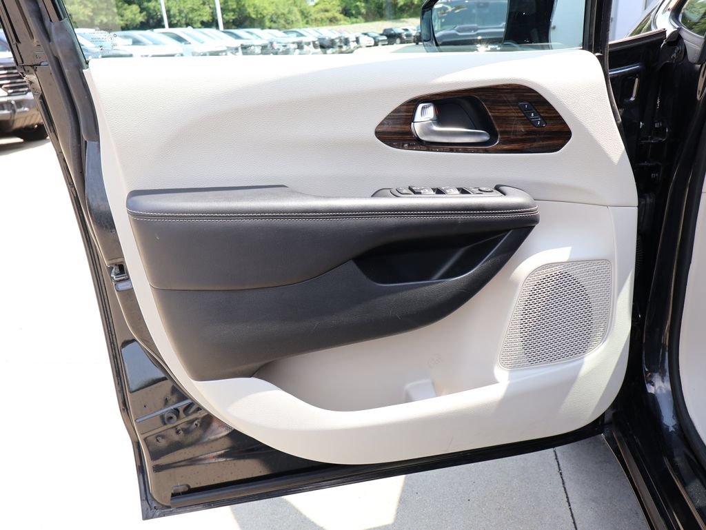 Used 2023 Chrysler Pacifica Limited w/ Uconnect Theater Family Group AWD/4WD image 11