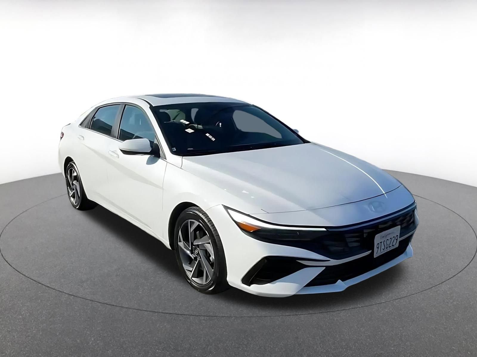 Used 2025 Hyundai Elantra SEL image 3