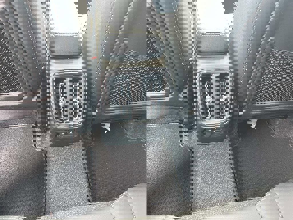 Certified 2026 Volvo XC40 B4 Core w/ Climate Package FWD image 17