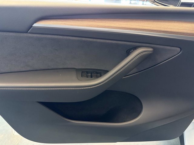 Used 2025 Tesla Model Y Long Range image 9