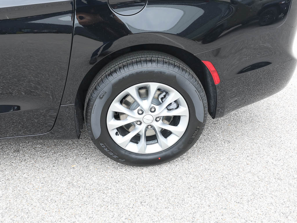 New 2027 Chrysler Pacifica Select AWD/4WD image 4