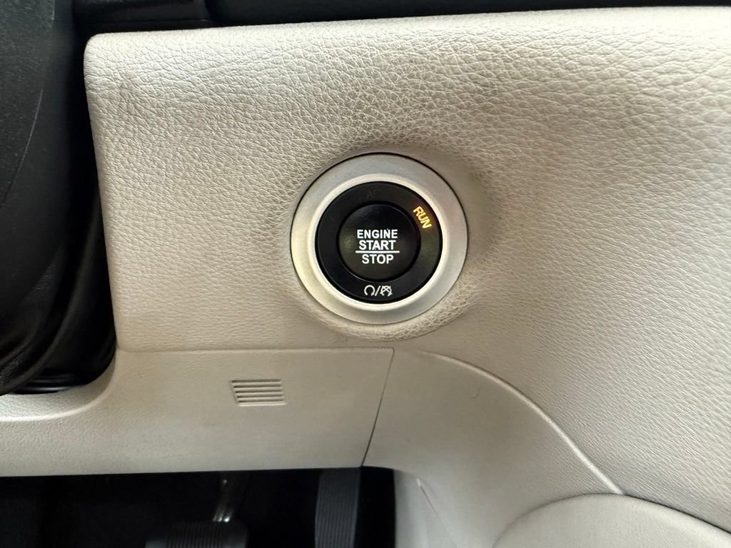 Used 2023 Chrysler Pacifica Limited FWD image 48