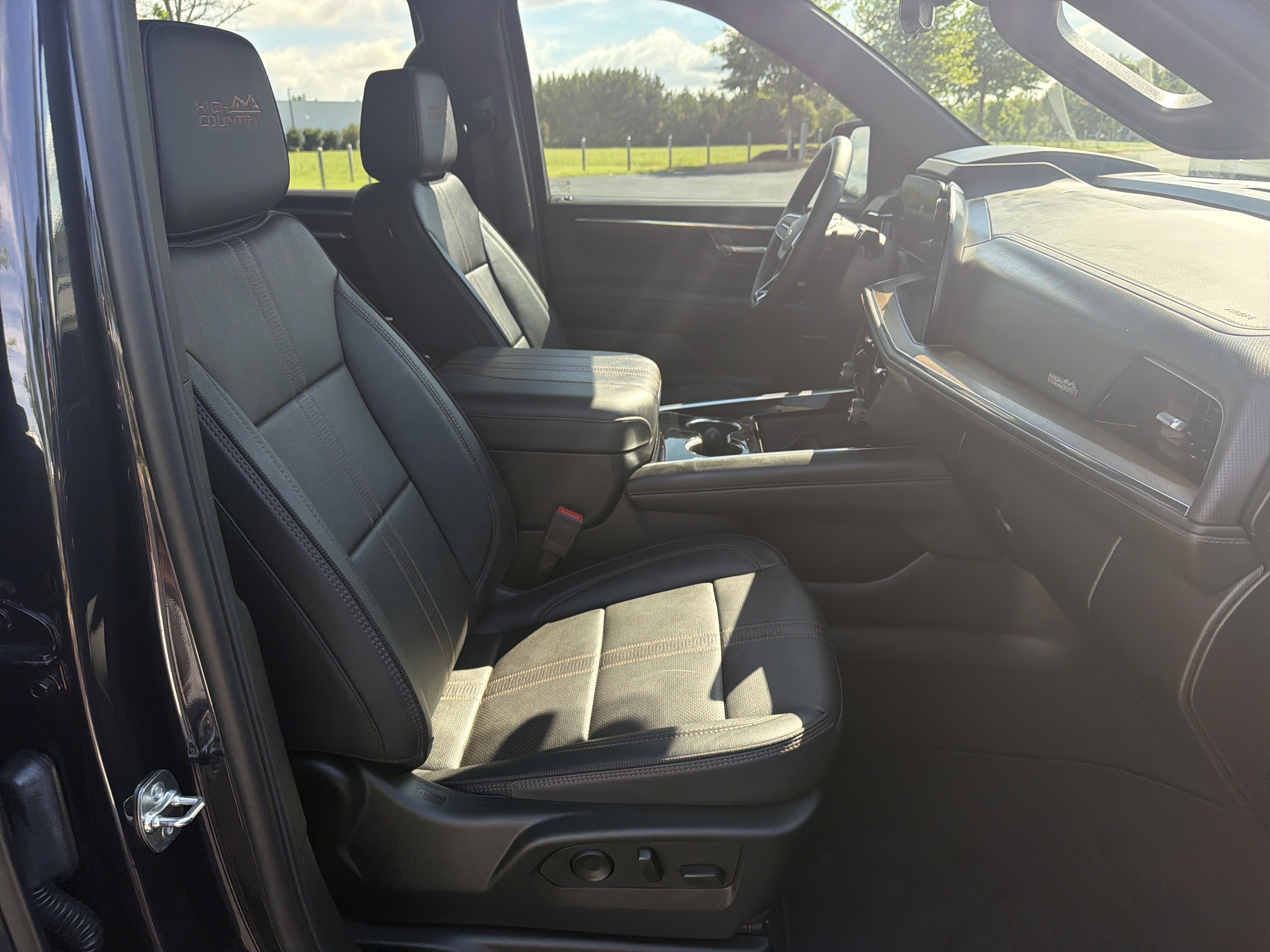 Used 2025 Chevrolet Suburban High Country w/ Sun And Tow Package AWD/4WD image 31