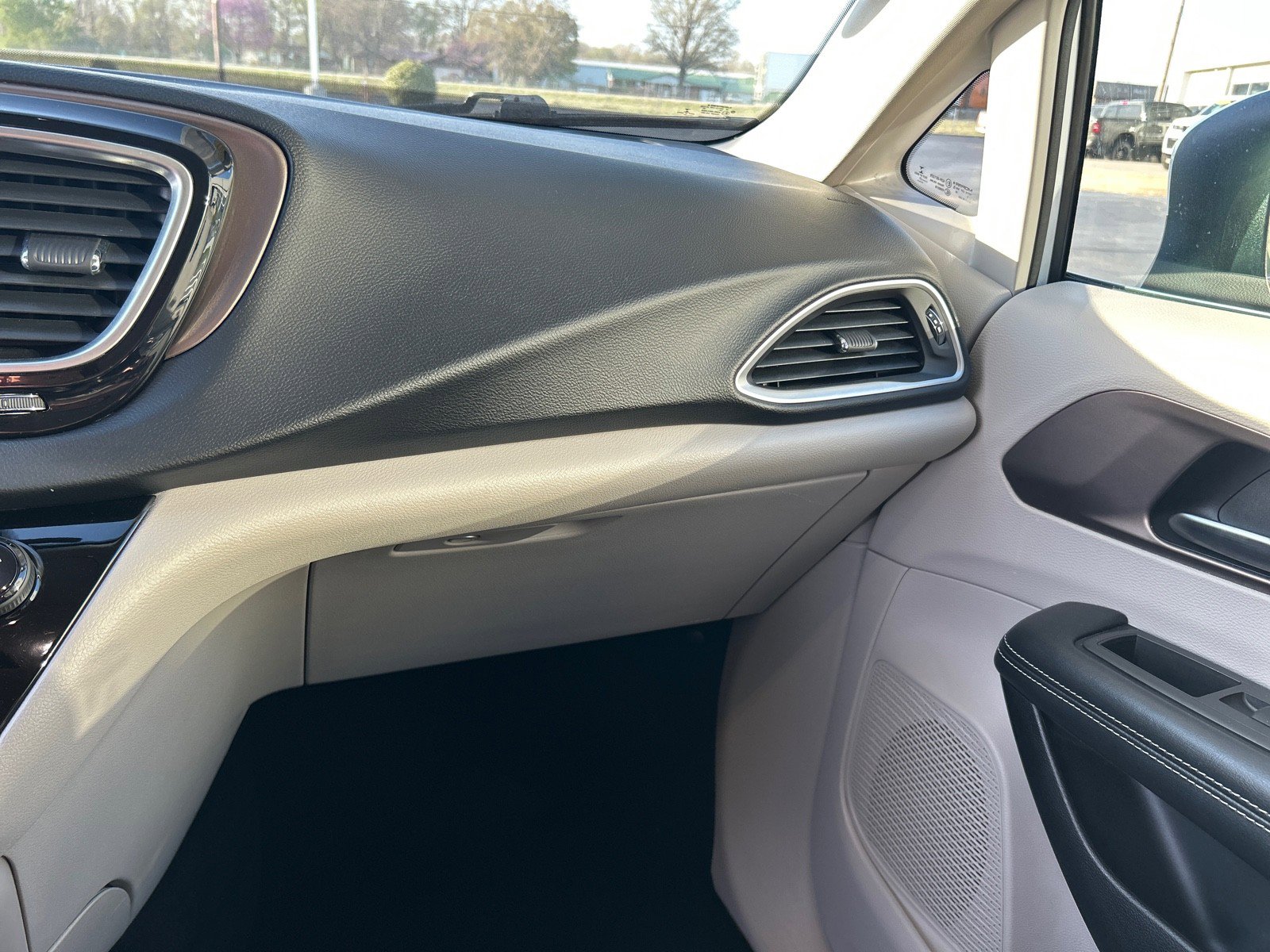 Used 2021 Chrysler Voyager LX image 33