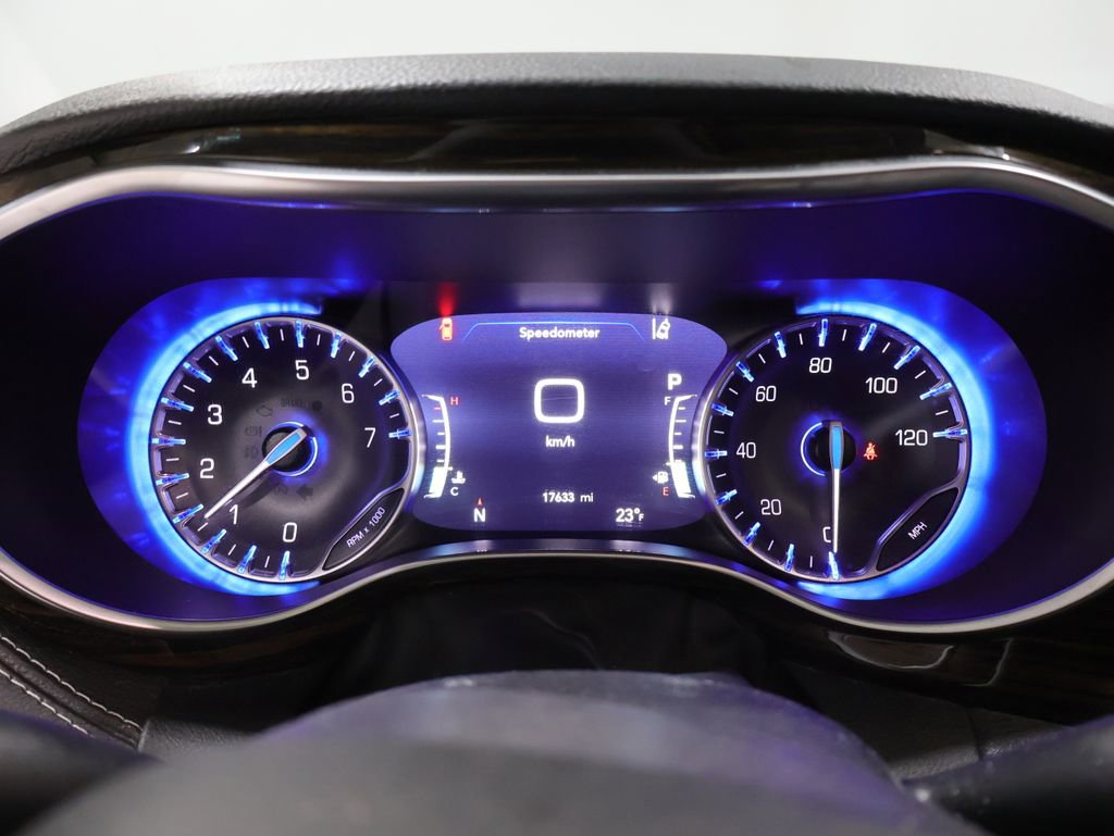 Used 2024 Chrysler Pacifica Limited w/ Uconnect Theater Family Group image 43