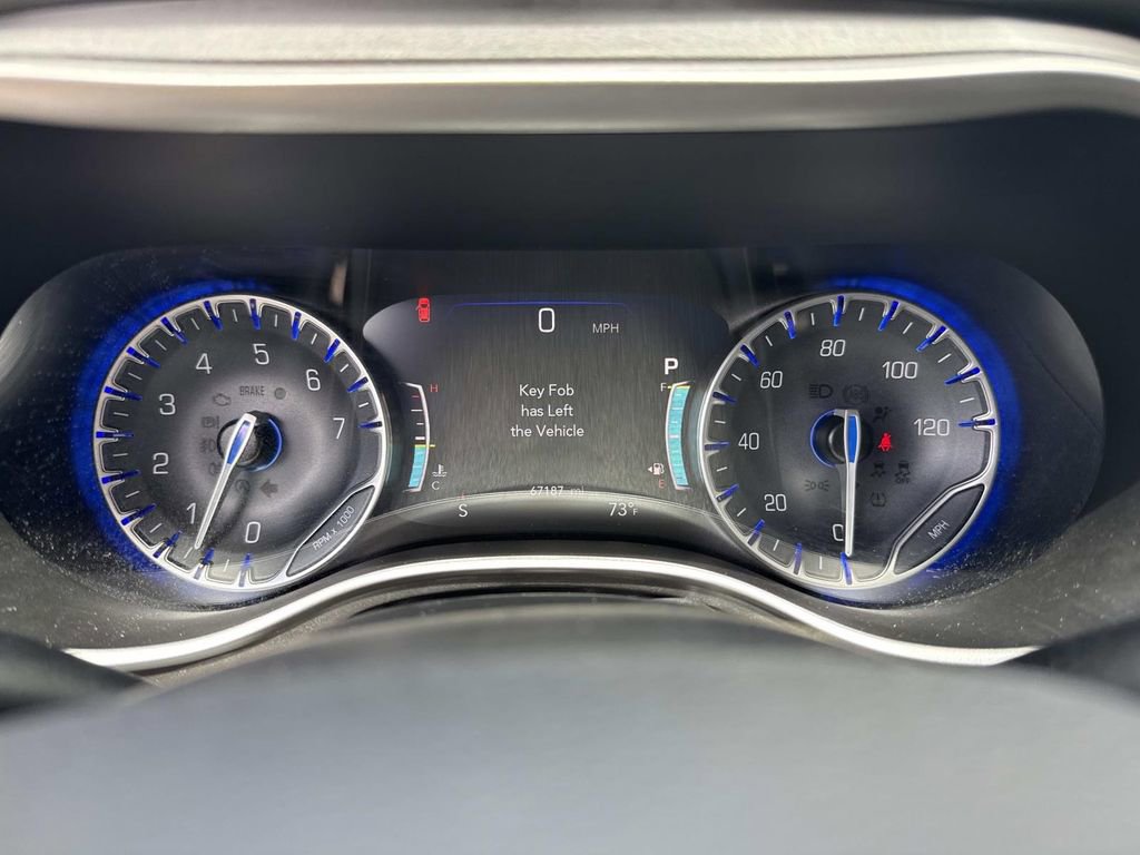 Used 2023 Chrysler Pacifica Touring-L FWD image 39